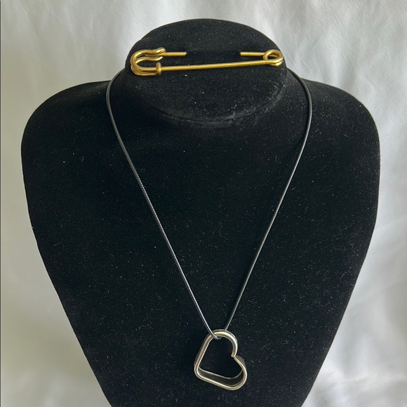 Oneida Stainless Steel Heart Pendant Necklace - Picture 7 of 13